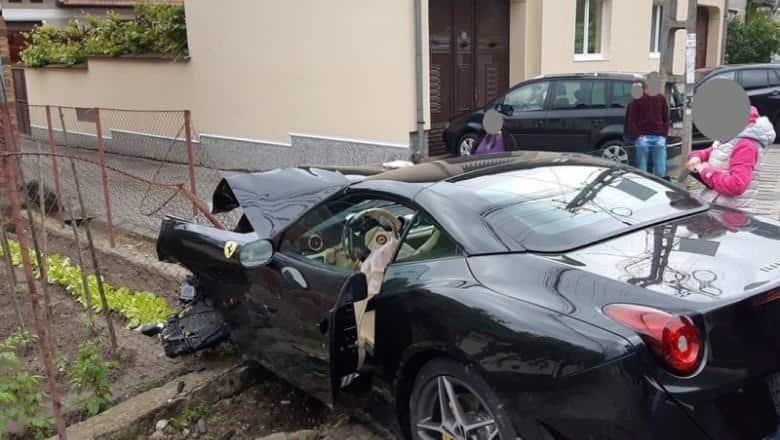 foto - ferrarri făcut praf într-un accident în județul alba