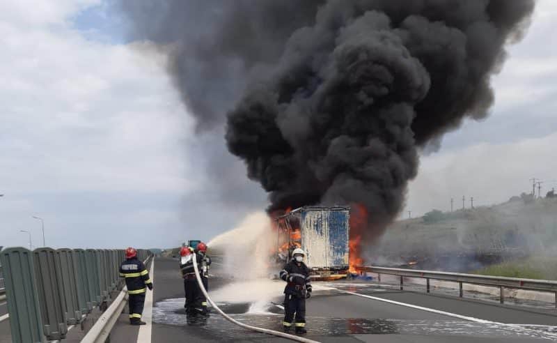 video foto: incendiu pe autostradă între sibiu și sebeș - un tir plin cu uleiuri a luat foc