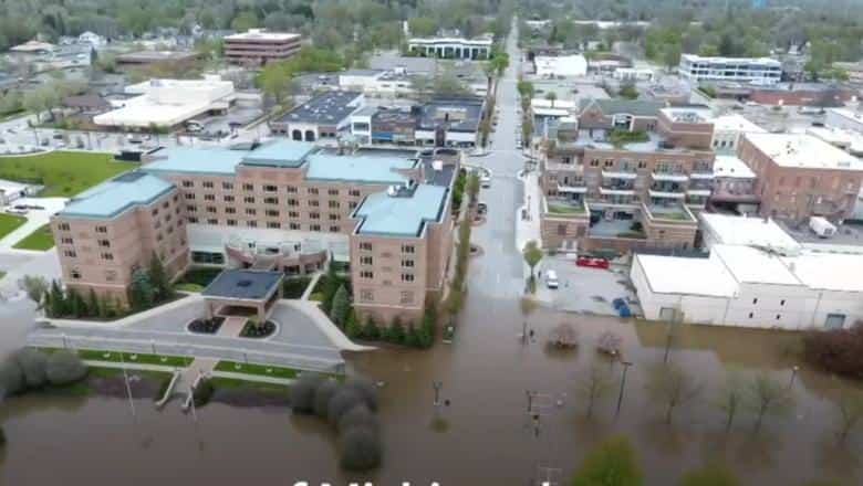 video aproape 11.000 de persoane au fost evacuate după fisurarea a două baraje în sua