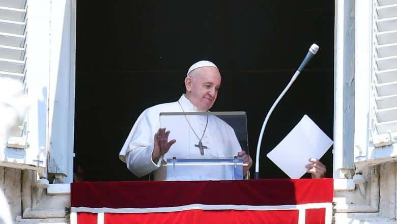 papa francisc despre operaţia avută: "este a doua oară când un infirmier îmi salvează viaţa"