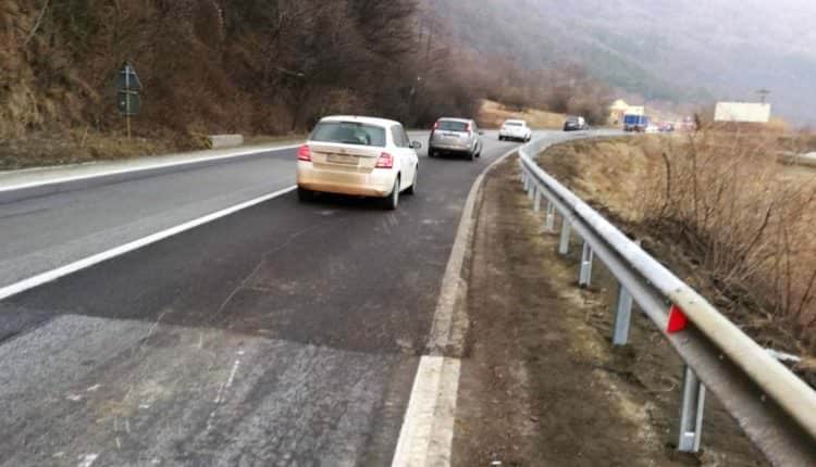 trafic îngreunat pe valea oltului - se montează parapeți metalici