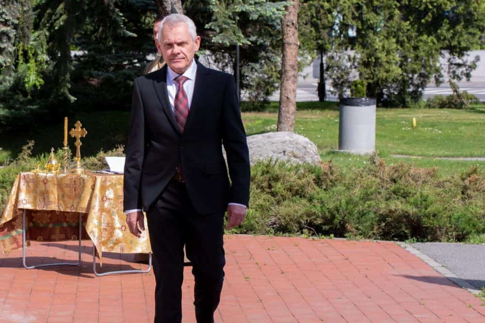 foto prefectul sibiului, singur la monumentul "memorial '89" - "trăim vremuri ce ne fac să prețuim mai mult ca oricând tot ce avem"