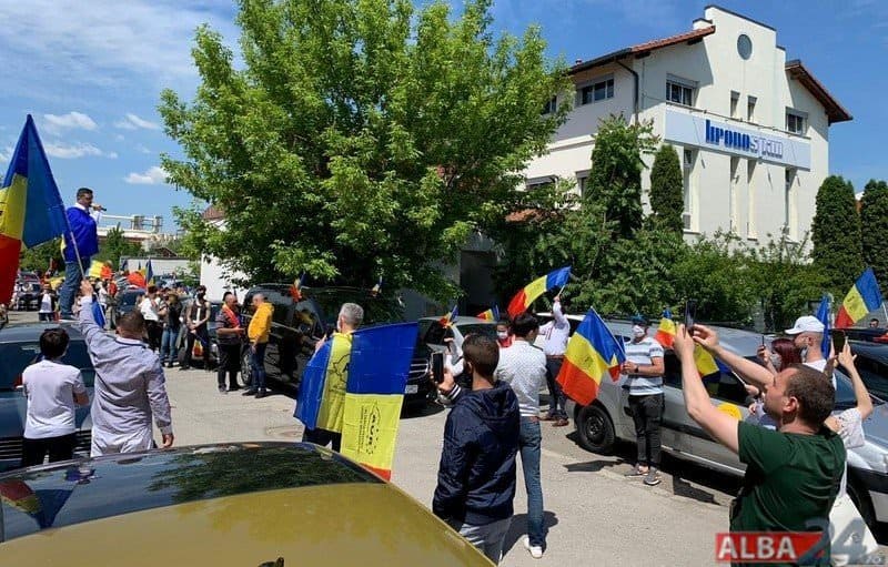 video - protest în fața fabricii kronospan din sebeș - sute de oameni condamnă tăierile abuzive de lemn