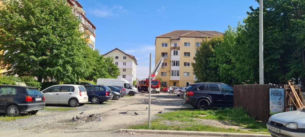 VIDEO FOTO O bunicuță din Sibiu a avut parte de o trezire memorabilă - Pompierii i-au bătut în geam la etajul 3