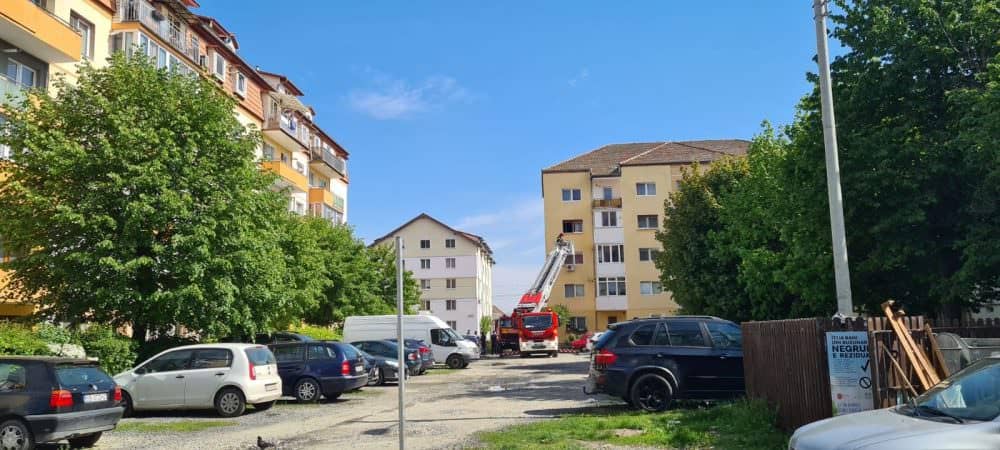 VIDEO FOTO O bunicuță din Sibiu a avut parte de o trezire memorabilă - Pompierii i-au bătut în geam la etajul 3