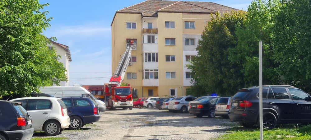 VIDEO FOTO O bunicuță din Sibiu a avut parte de o trezire memorabilă - Pompierii i-au bătut în geam la etajul 3