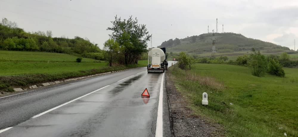 foto: un tir defect blochează un sens de mers pe valea oltului. se circulă alternativ