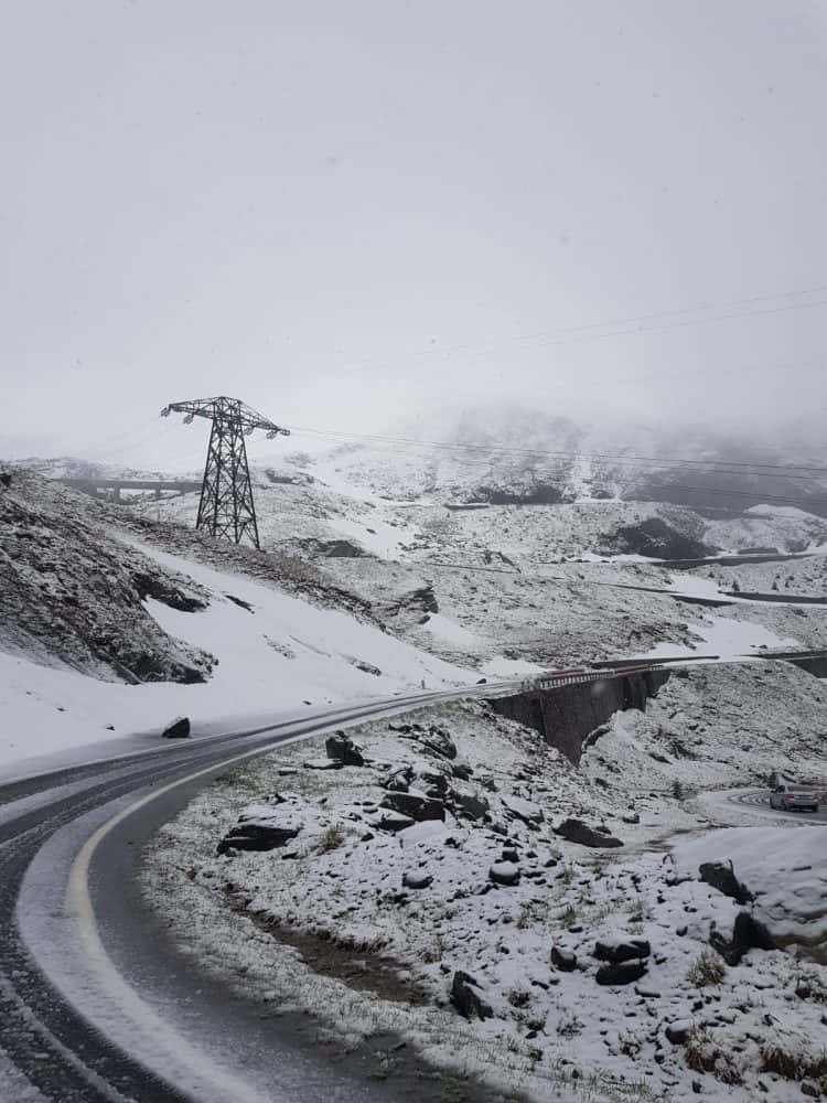 VIDEO FOTO: Iarna nu vrea să plece - Pe Transfăgărășan a început să ningă