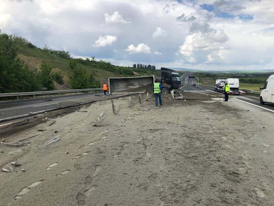 FOTO Trafic îngreunat pe autostrada Sibiu - Deva. Un TIR s-a răstrunat