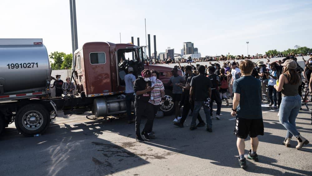 foto proteste violente în sua - mașini de politie incendiate și sute de oameni arestați