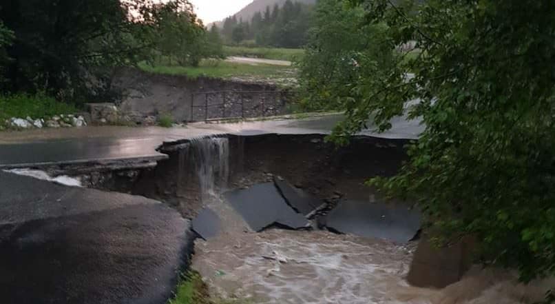 foto video - drumul național de pe valea jiului distrus de inundații