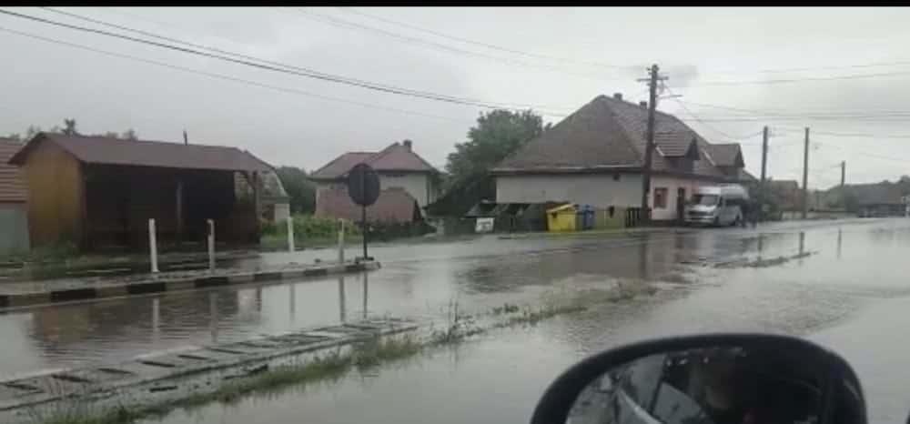 video ploaia face ravagii la sibiu și în țară - drumuri, case și trenuri blocate din cauza ploii