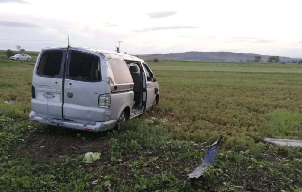 foto: microbuz furat făcut praf într-un accident