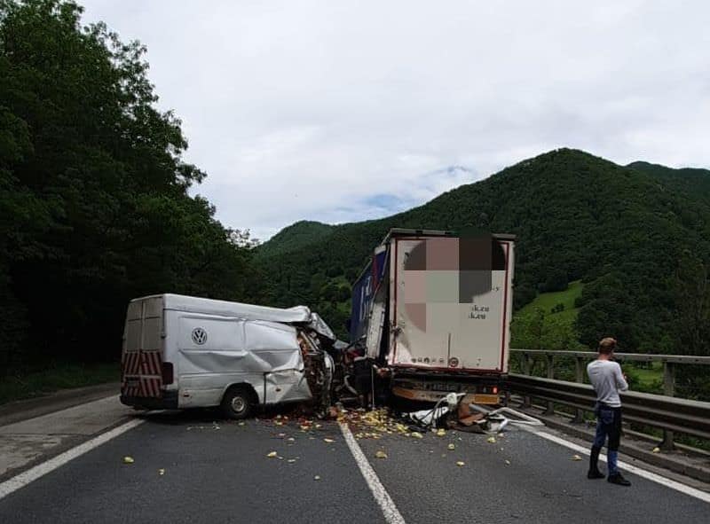 UPDATE Accident grav pe Valea Oltului - Un tir și o autoutilitară s-au ciocnit