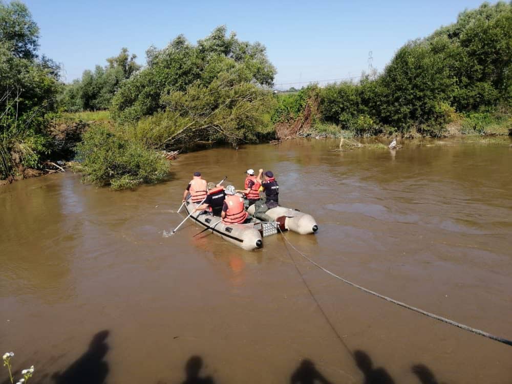 foto a cincea zi în care scafandrii și pompierii o caută pe adelina în apele cibinului - intervenția e din ce în ce mai complicată