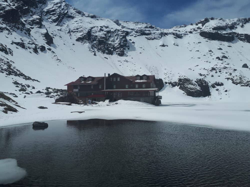 foto rusalii la bâlea lac - turiștii se pot bucura și acum de zăpadă