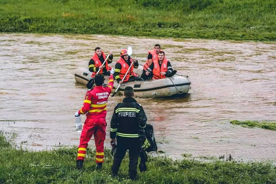 bunicul fetiței dispărută în cibin: “cei de la isu nu sunt deloc organizați. în loc să o caute prin apă, stau în bărci”