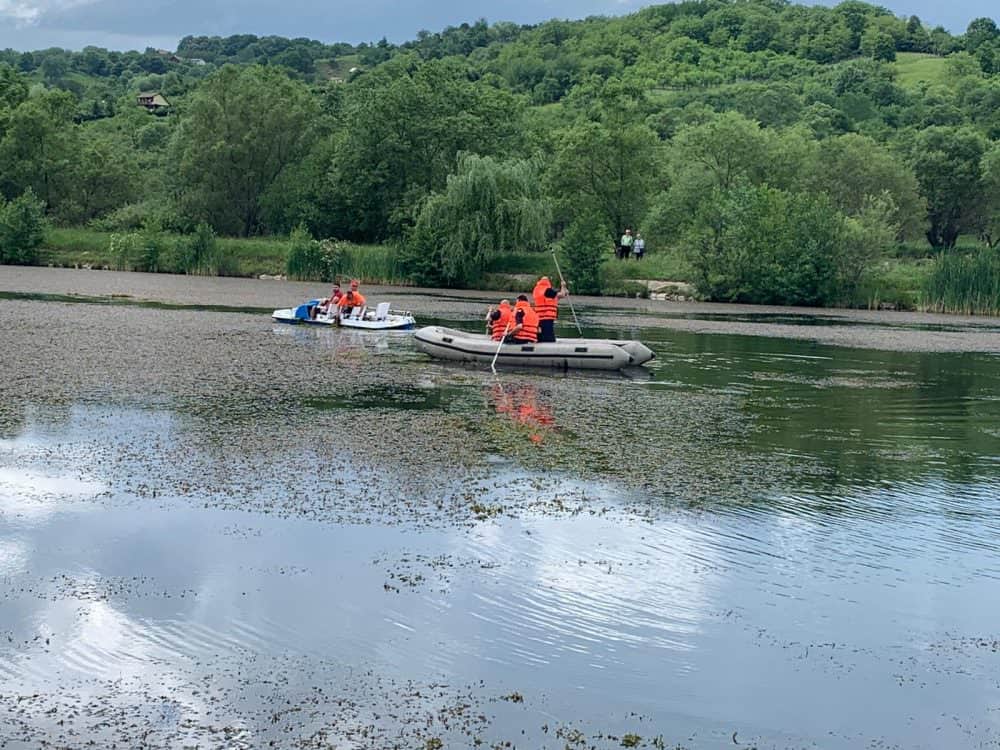 video foto: adolescenți căzuți într-un lac la cisnădie - unul e căutat de pompieri