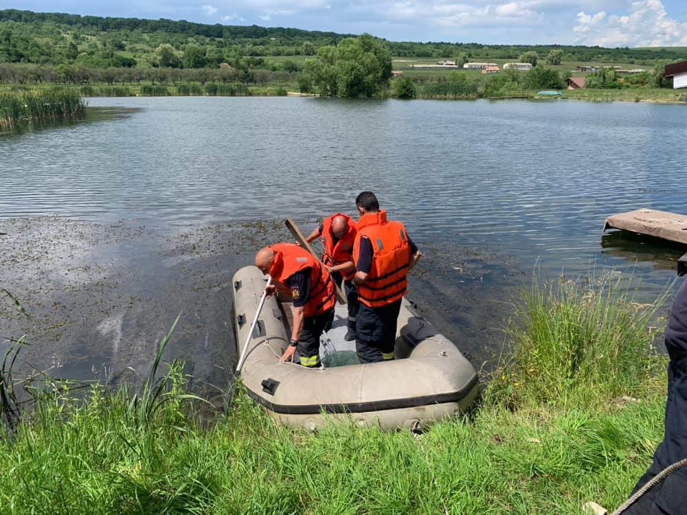 video foto: adolescenți căzuți într-un lac la cisnădie - unul e căutat de pompieri