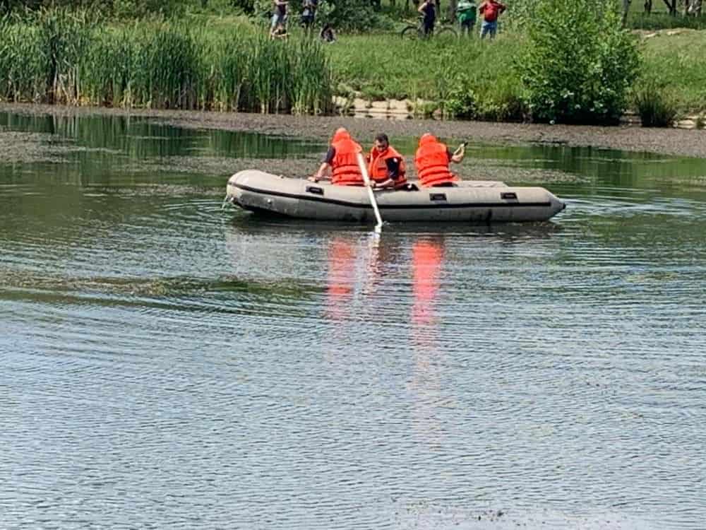 video foto: adolescenți căzuți într-un lac la cisnădie - unul e căutat de pompieri