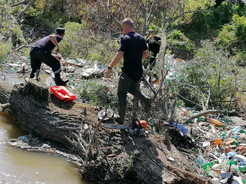 foto isu sibiu a cerut reducerea debitului cibinului - intervin cu scafandri pentru căutarea adelinei