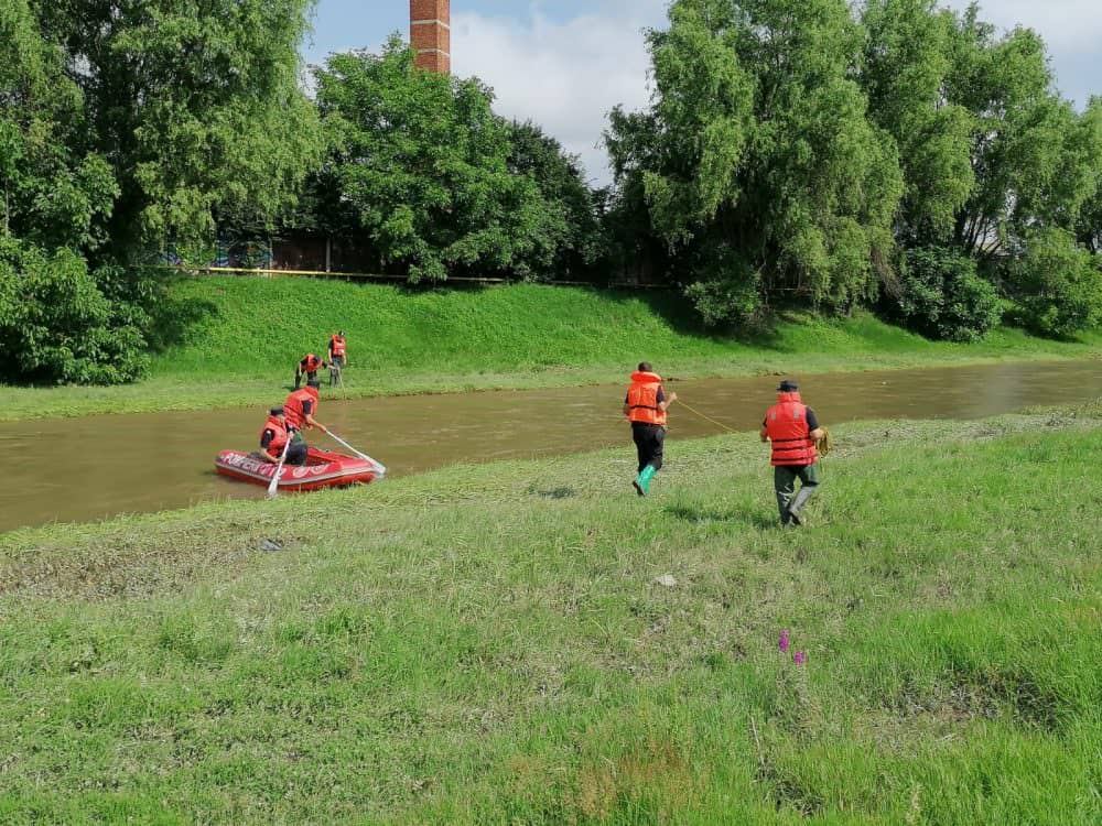 foto: micuța adelina, căutată în continuare în albia cibinului de 25 de pompieri