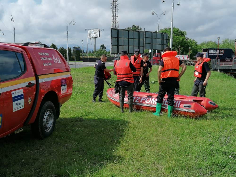 video pompierii și scafandrii au reluat căutările adelinei - este a șasea zi