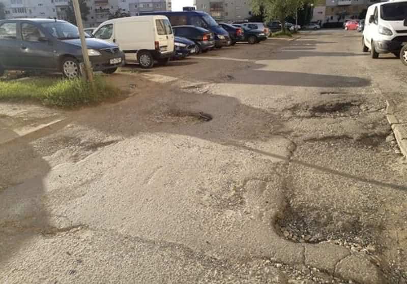 foto: cratere în asflat pe o stradă intens circulată din sibiu