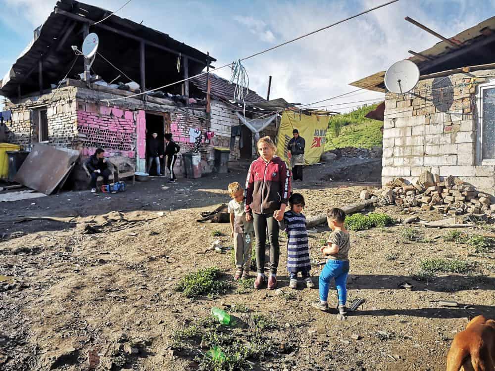 VIDEO FOTO Copii flămânzi, mame minore și sărăcie lucie - O sută de familii trăiesc ca în Evul Mediu la marginea Sibiului