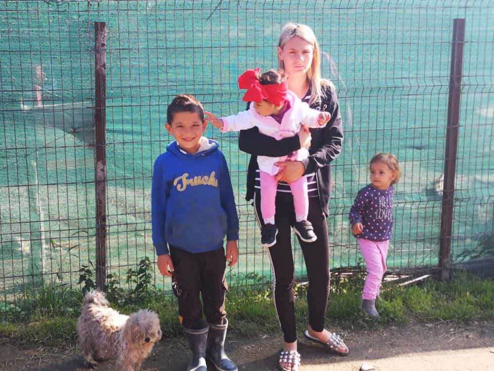 VIDEO FOTO Copii flămânzi, mame minore și sărăcie lucie - O sută de familii trăiesc ca în Evul Mediu la marginea Sibiului