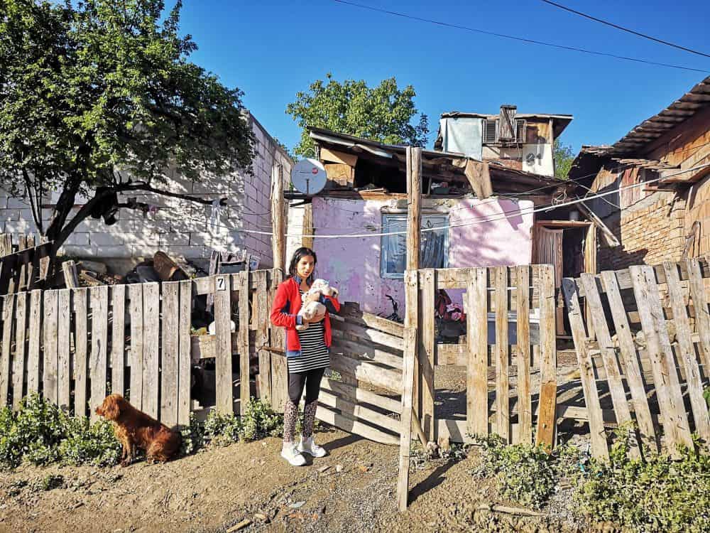 VIDEO FOTO Copii flămânzi, mame minore și sărăcie lucie - O sută de familii trăiesc ca în Evul Mediu la marginea Sibiului