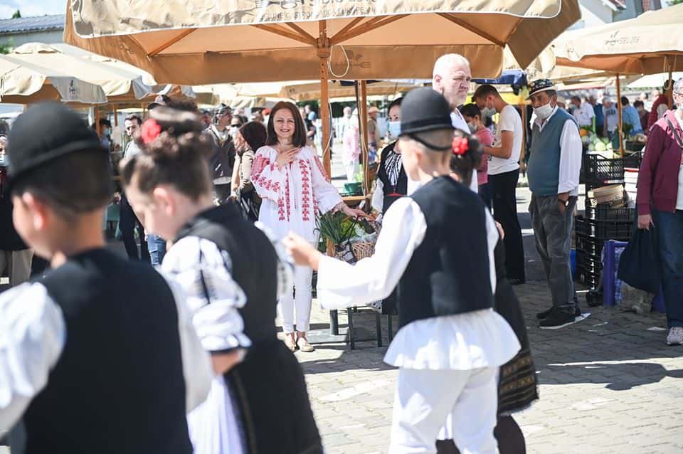 petrecere în piața volantă transilvania de ziua internațională a iei - au dansat călușerii din rășinari