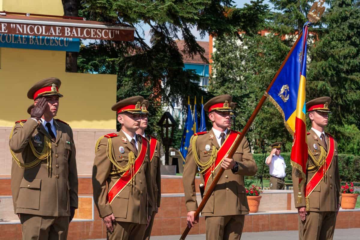 foto - ceremonie emoționantă pentru studenții academiei forțelor terestre - au fost lacrimi de fericire în ochii multor studenți