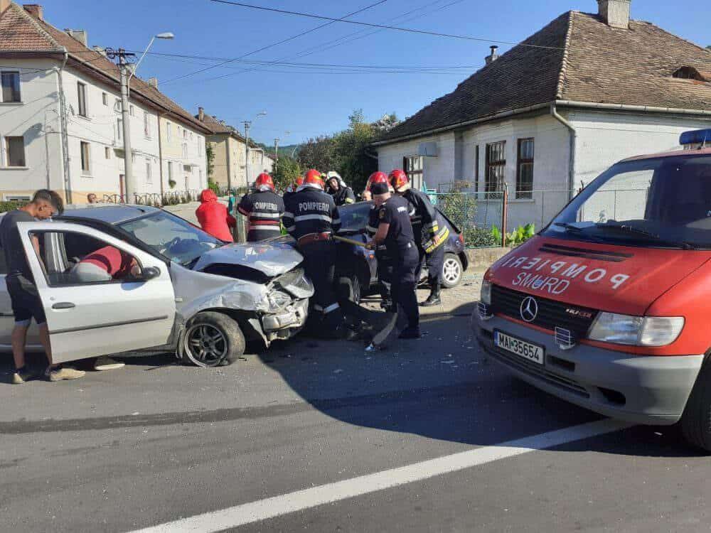 foto accident la mediaș - o persoană este încarcerată