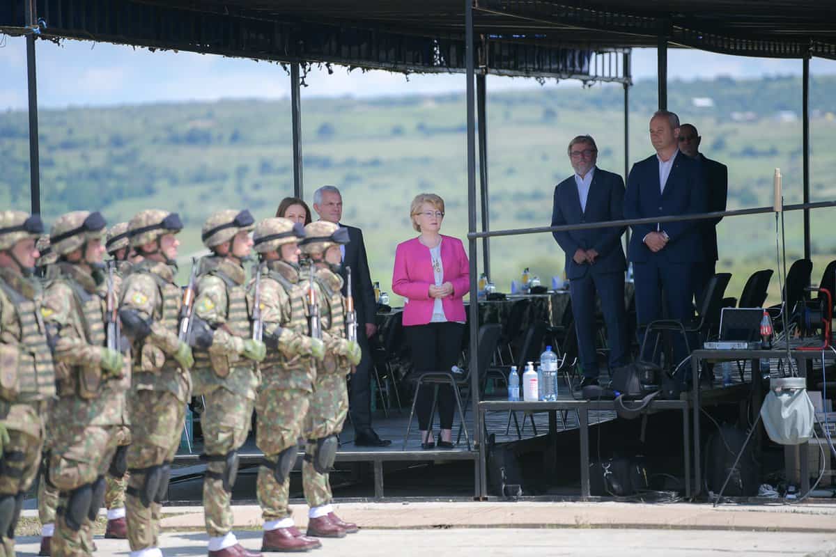 ceremonie la nivel înalt la înființarea comandamentului corpului multinațional sud-est. astrid fodor printre invitați