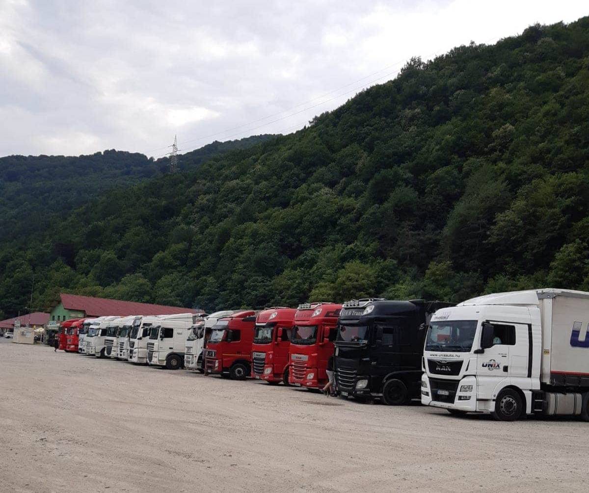 foto parcările de pe valea oltului pline de tir-uri - de vineri s-au impus restricții de trafic