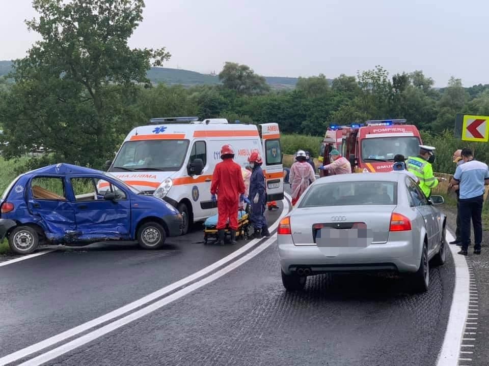 foto update: doi oameni răniți într-un accident pe dn 1 - trafic rutier reluat la veștem