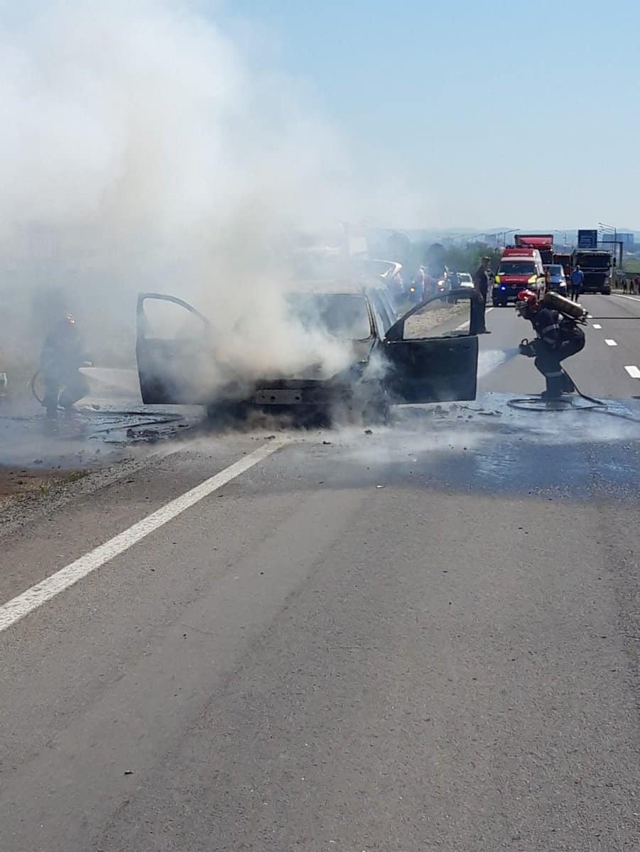 update foto autoturism în flăcări la intrare în cristian - traficul este blocat