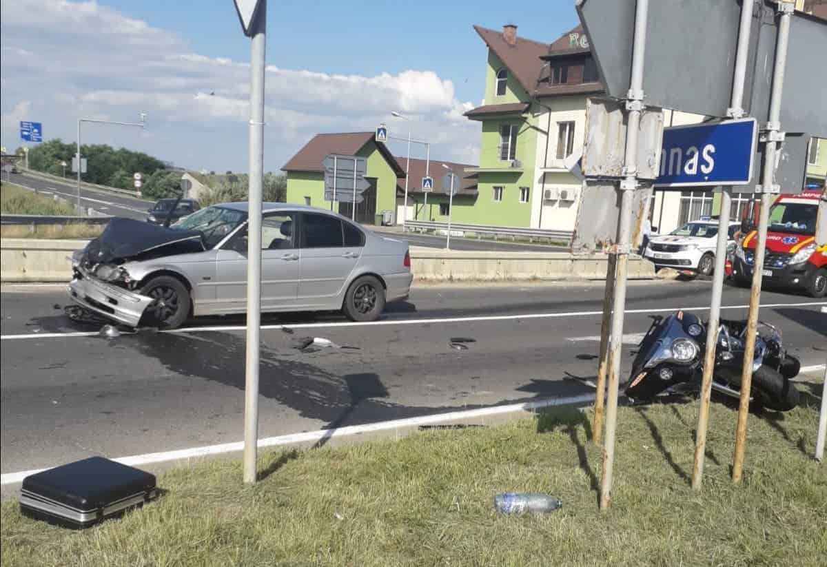 update: accident grav pe dn1 la săliște - trei răniți după o tamponare între o motocicletă și o mașină