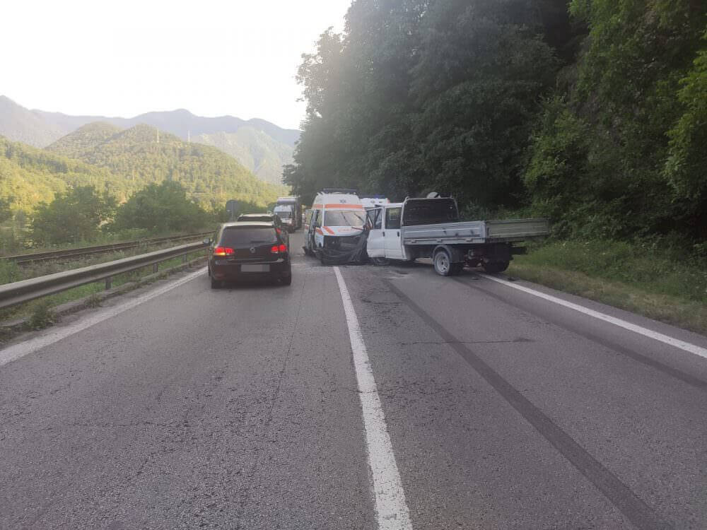 update impact violent pe valea oltului - o ambulanță implicată în accident