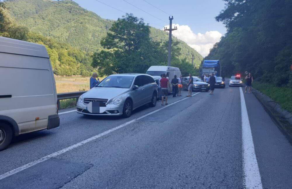 Accident în lanț pe Valea Oltului - Cinci mașini și un TIR