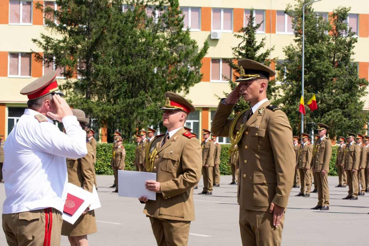 foto - ceremonie emoționantă pentru studenții academiei forțelor terestre - au fost lacrimi de fericire în ochii multor studenți