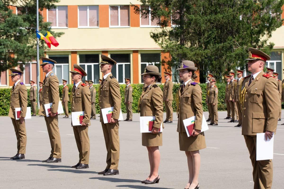 foto - ceremonie emoționantă pentru studenții academiei forțelor terestre - au fost lacrimi de fericire în ochii multor studenți