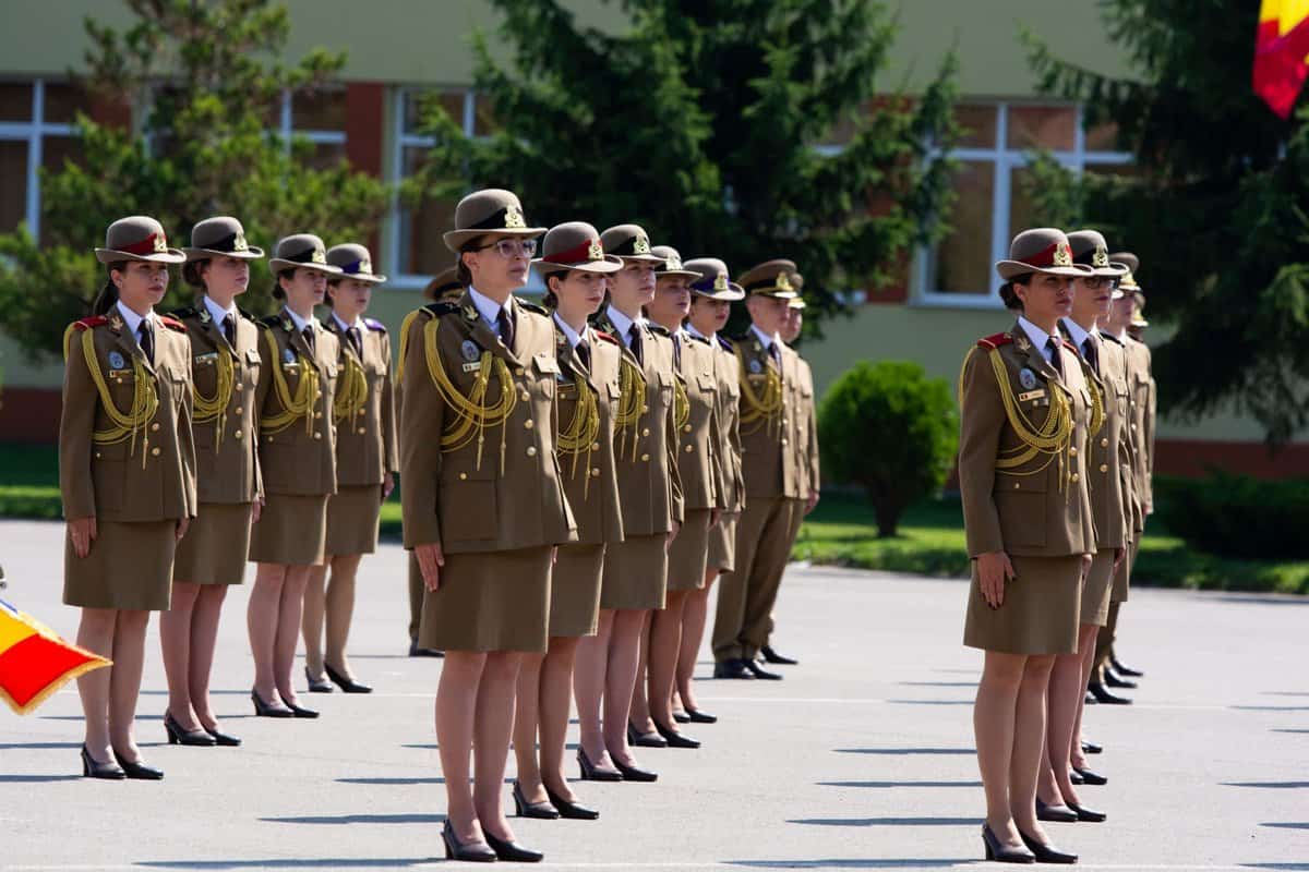 foto - ceremonie emoționantă pentru studenții academiei forțelor terestre - au fost lacrimi de fericire în ochii multor studenți