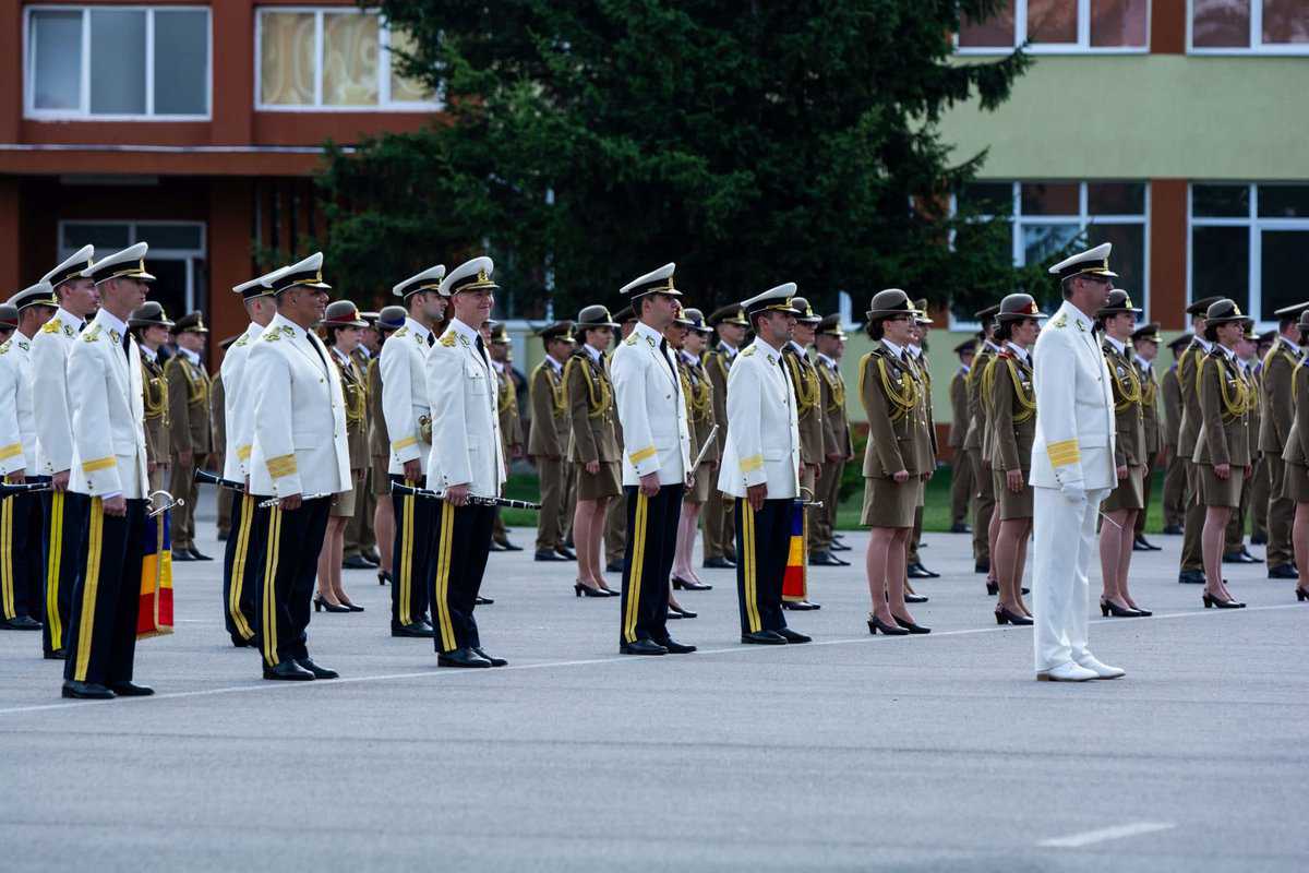 foto - ceremonie emoționantă pentru studenții academiei forțelor terestre - au fost lacrimi de fericire în ochii multor studenți