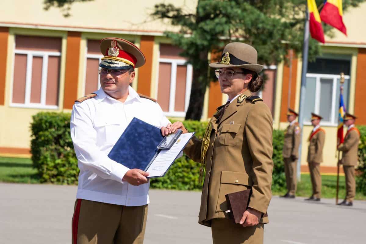 foto - ceremonie emoționantă pentru studenții academiei forțelor terestre - au fost lacrimi de fericire în ochii multor studenți