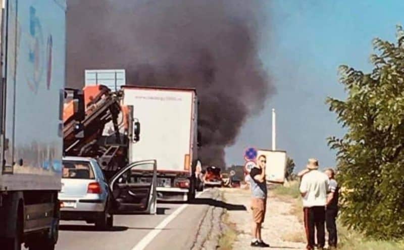 update foto autoturism în flăcări la intrare în cristian - traficul este blocat