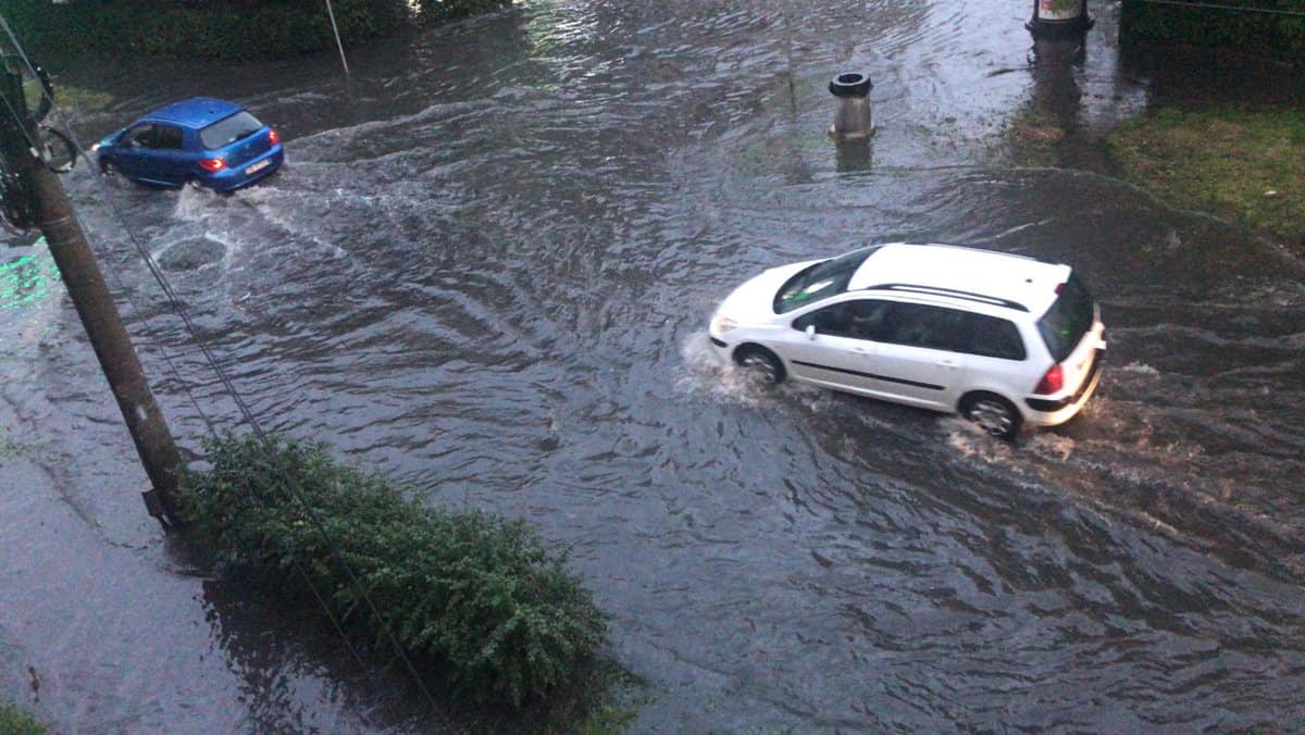 VIDEO FOTO: Stradă din Sibiu inundată - Mașinile înaintează cu greu prin apă