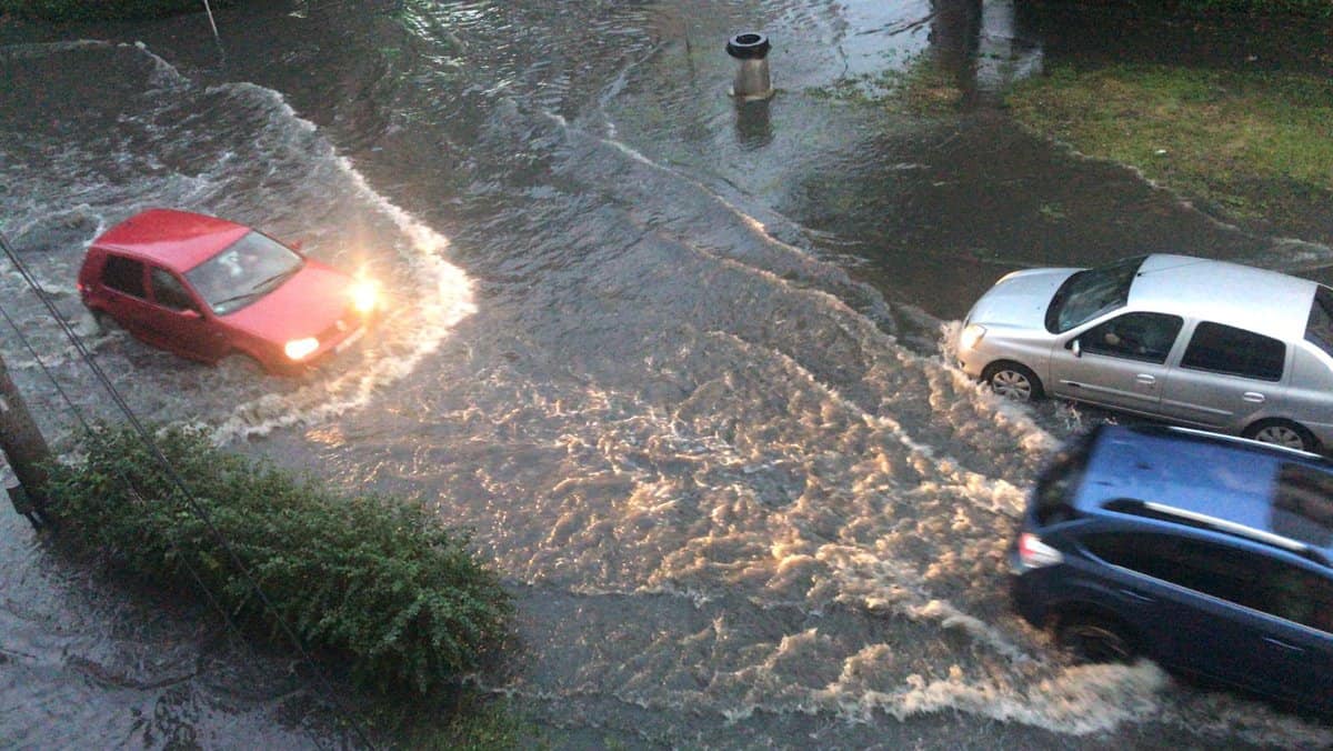 video foto: stradă din sibiu inundată - mașinile înaintează cu greu prin apă