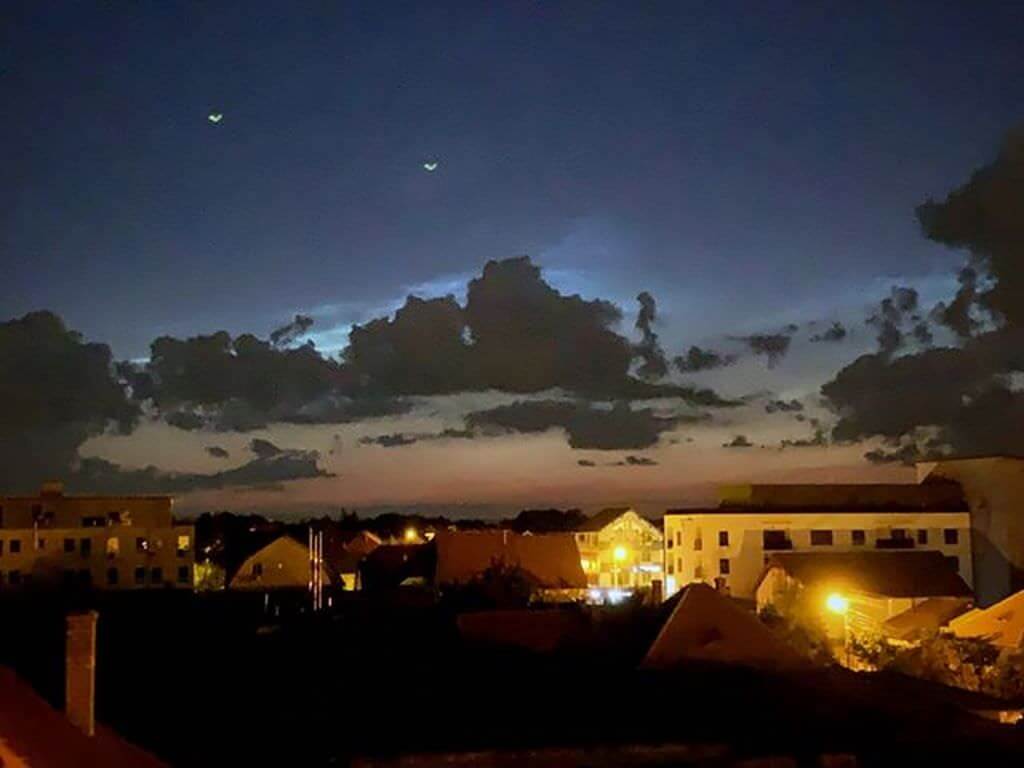 FOTO: Fenomen fascinant pe cerul Sibiului - Nori noctilucenți surprinși în imagini